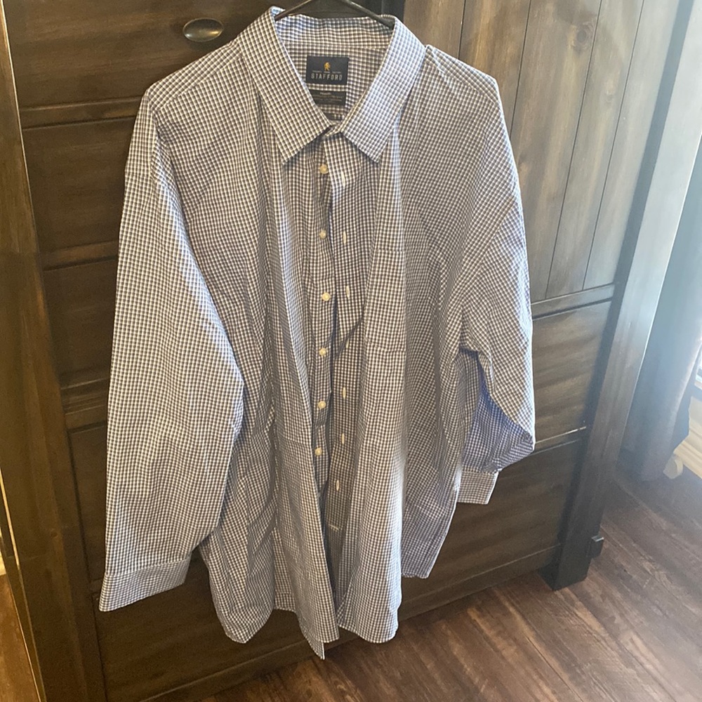 Mens dress shirt.   Blue and white